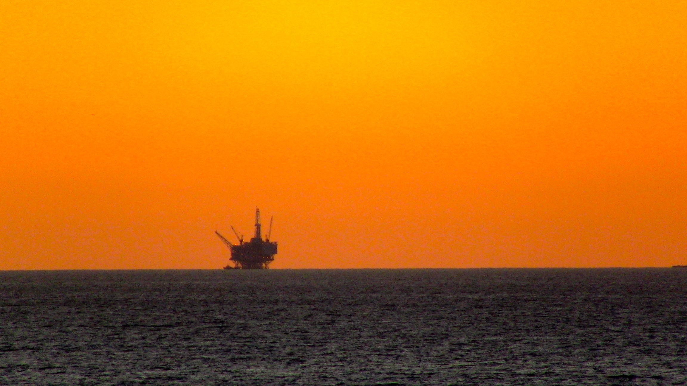 An oil drilling platform off the coast of Santa Barbara, CA - 6 December 2011. By TheConduqtor - Own work, CC BY-SA 3.0, https://commons.wikimedia.org/w/index.php?curid=24642259